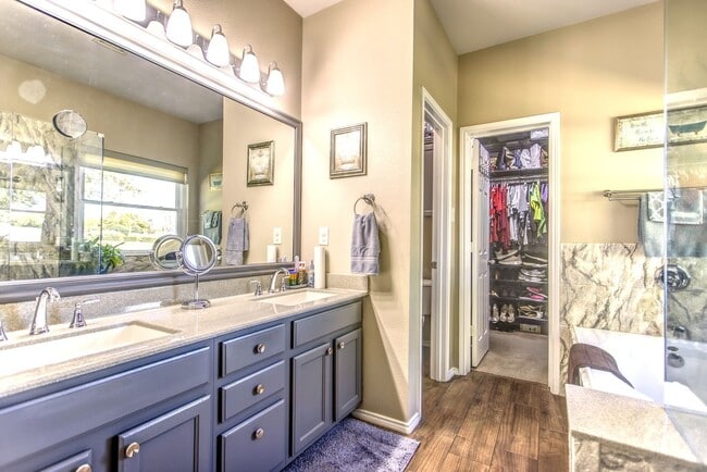 Building Photo - Beautifully Maintained 4 bed/3bath 2 Story Brick home