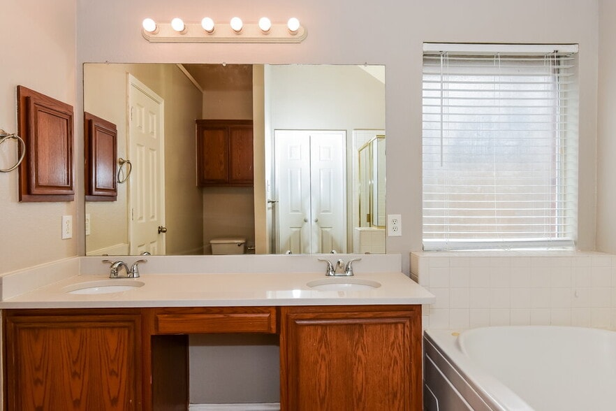 Building Photo - 133 Pinion Ln