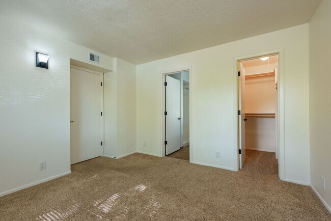 Building Photo - Light and Bright Second Level Condo Availa...
