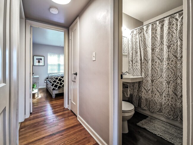 Building Photo - 1207 W 45th St