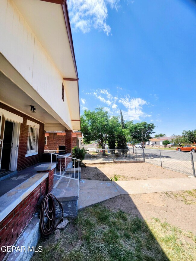 Building Photo - 618 N Estrella St