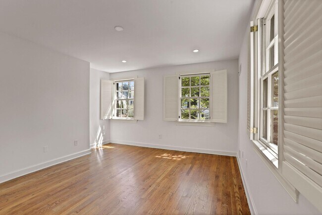 Building Photo - 4925 Weaver Terrace NW