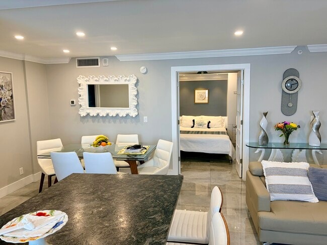 Building Photo - 1505 N Riverside Dr