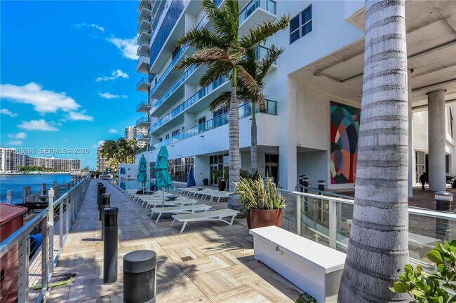 Building Photo - 4010 S Ocean Dr