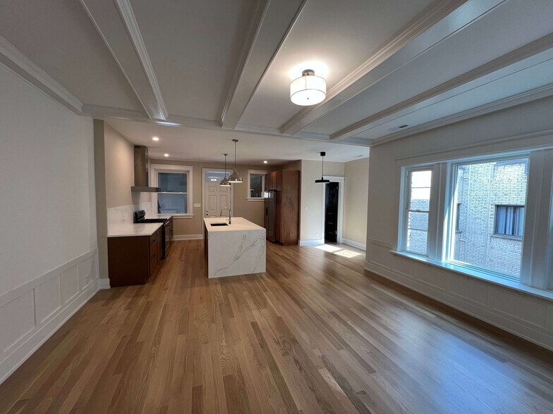 Building Photo - 5841 N Kenmore Ave