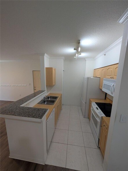 Building Photo - 6831 SW 44th St