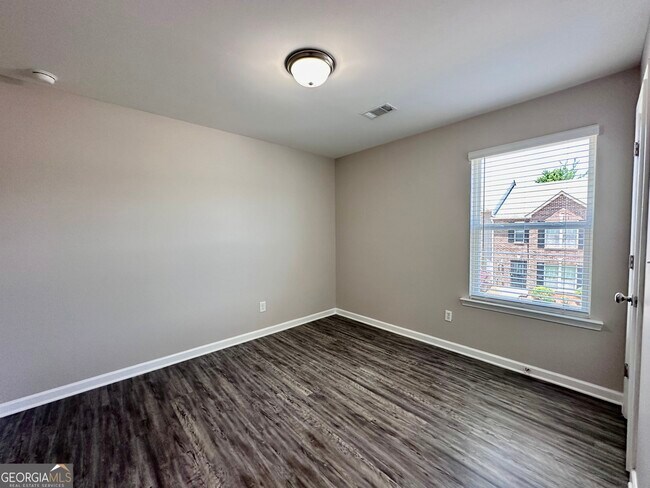 Building Photo - 400 Whippet St