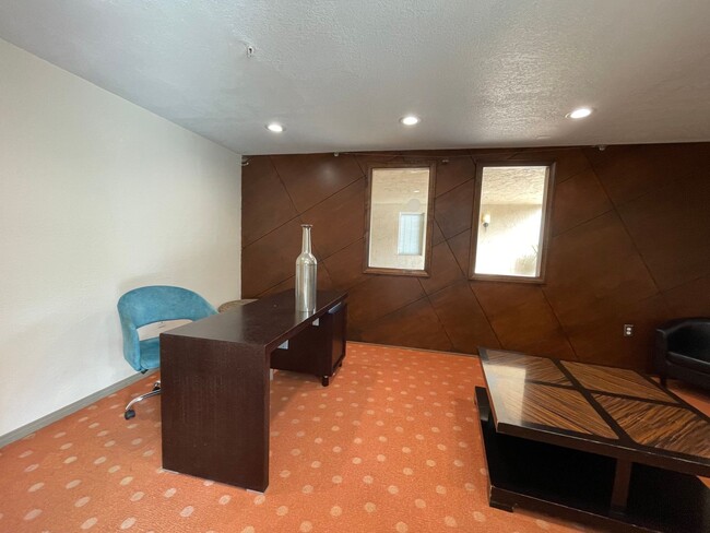 Building Photo - One Bedroom One Bathroom Condo Near The Un...