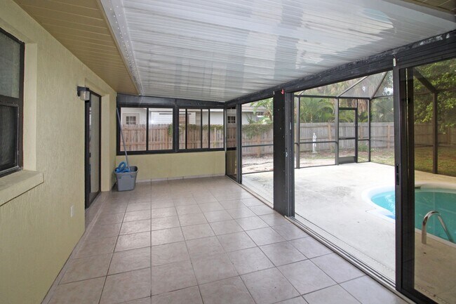 Building Photo - 832 Golf Dr