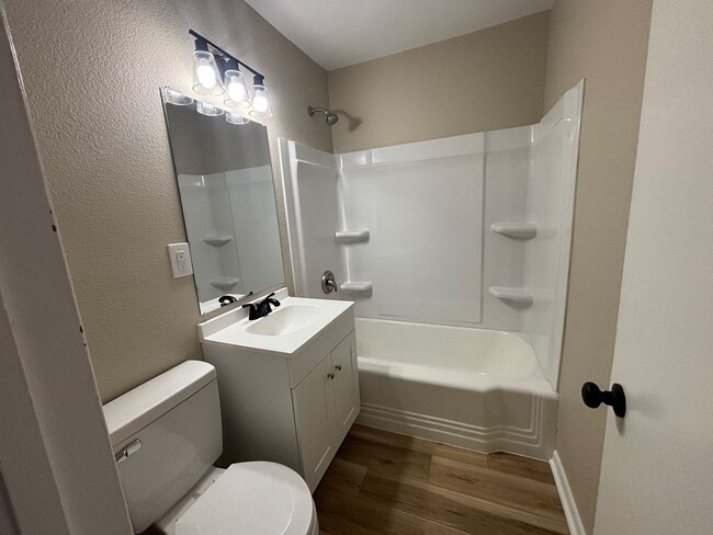 Building Photo - Stylishly Updated 3 Bedroom Home with Fresh Modern Finishes.