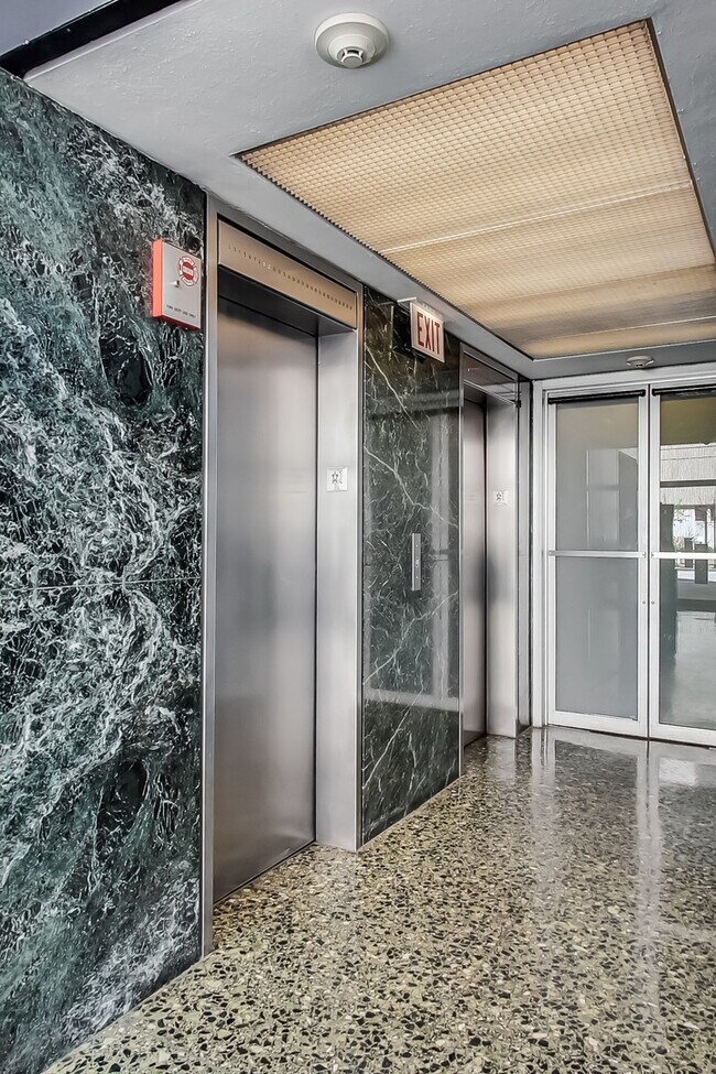 Building Photo - 910 N Lake Shore Dr
