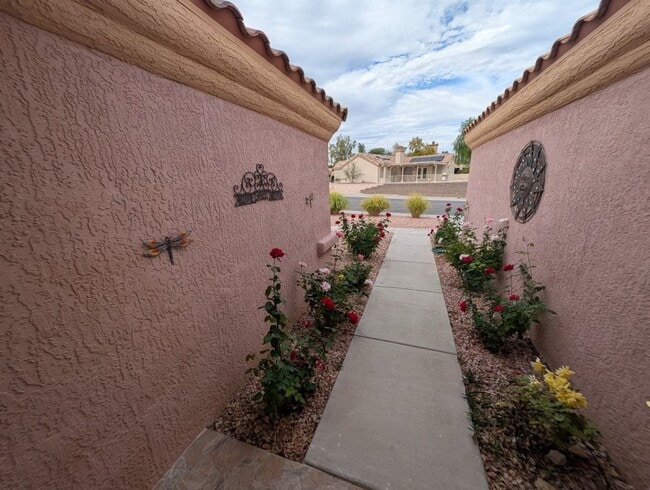 Building Photo - 9729 Buckhorn Dr