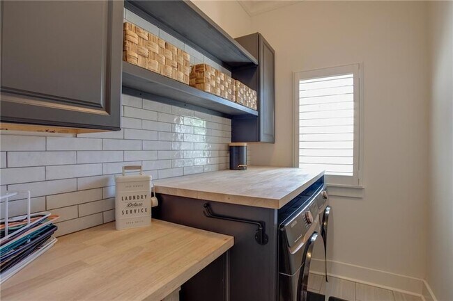 Building Photo - 306 Palermo Dr