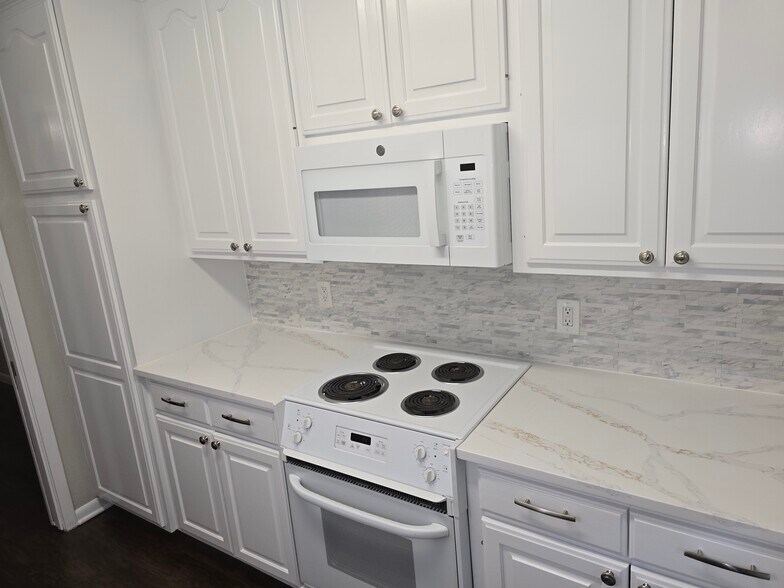 Kitchen - 465 Longmeadow St