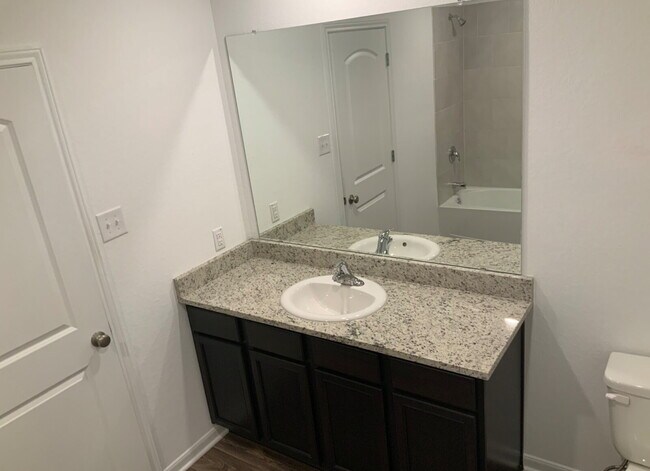 Building Photo - "Charming 3-Bed Oasis with Granite Touches...