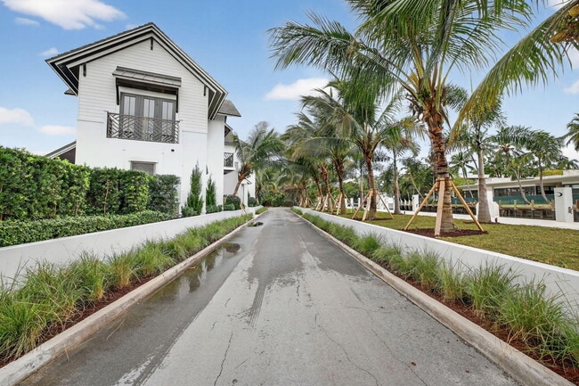 Building Photo - 400 Mola Ave