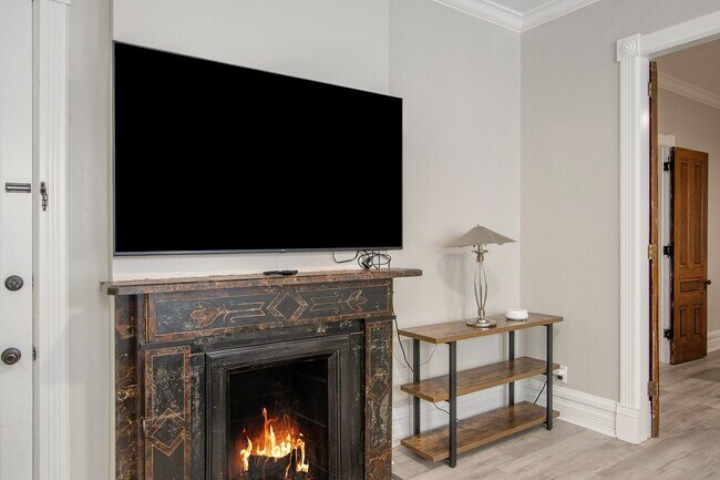 Building Photo - $1495 Tastefully furnished 1BR Apartment |...