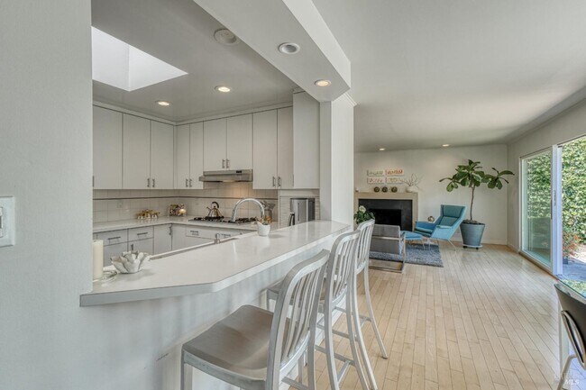 Building Photo - 1704 San Anselmo Ave