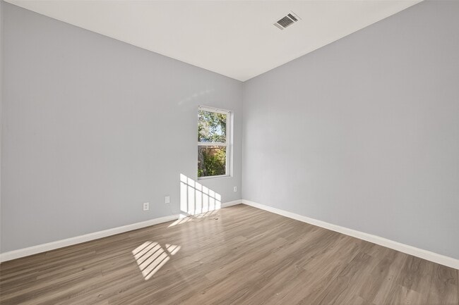 Building Photo - 8211 Parnell St