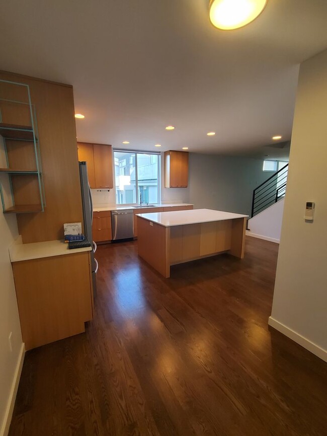 Building Photo - Townhome with Elliot Bay Views!