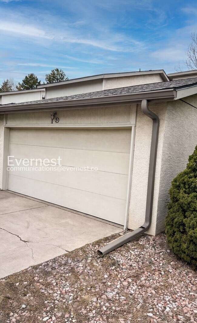 Building Photo - 2 Bed/2.5 Bath Town Home with Garage / Available Soon!
