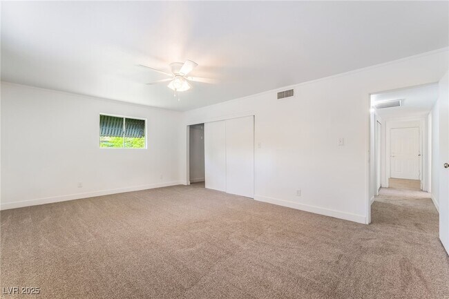 Building Photo - 1054 E Hassett Ave