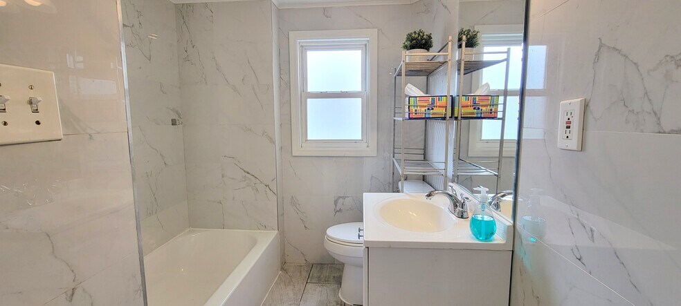 Full Bath - 122 Cross St