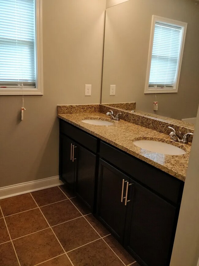 Building Photo - 2557 Pepper Ct