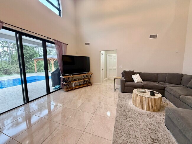 Building Photo - 212 Lone Pine Dr