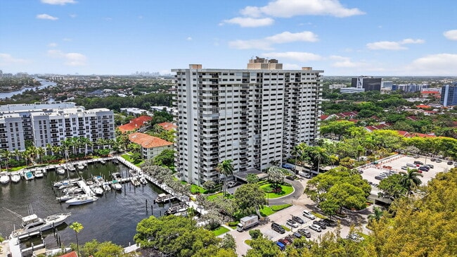 Building Photo - 3200 Port Royale Dr N