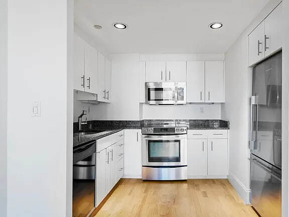 Building Photo - 10 Rogers St