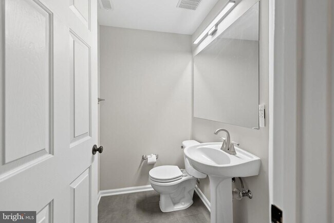 Building Photo - 2714 Manhattan Pl