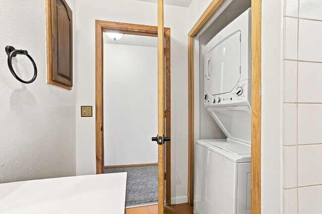 Building Photo - $2,340.95, 2 Bed 2 Bath Condo in Boulder with In Unit Laundry!