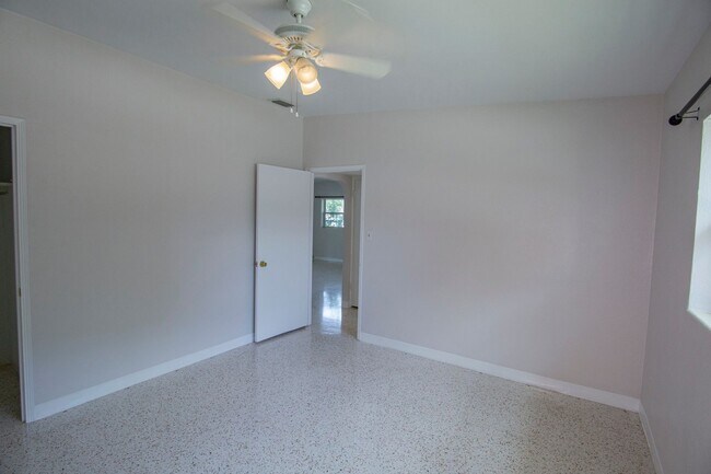 Building Photo - 2510 Roxbury Rd