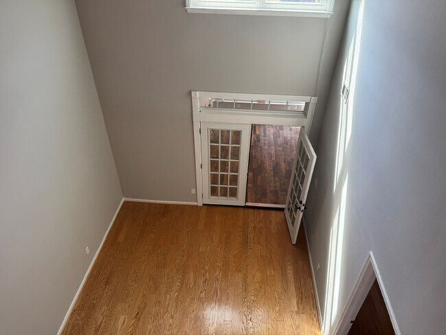 Building Photo - freshly paint 3 bed 2 bath townhome