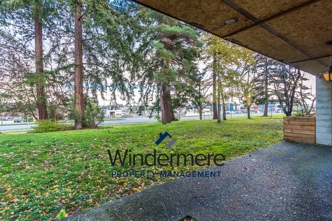 Building Photo - Windermere PM: 2 bedroom/2 bath condo