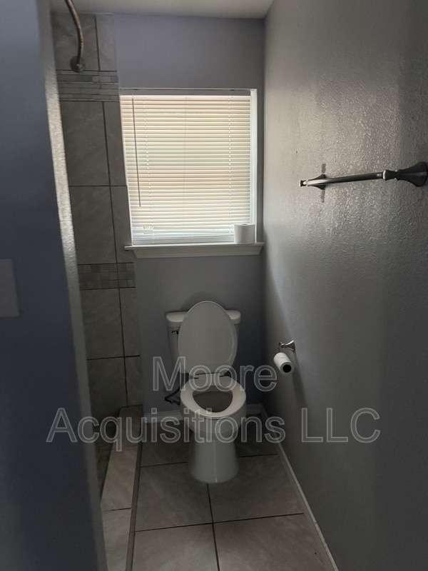 Building Photo - 3601 Oakwood Dr