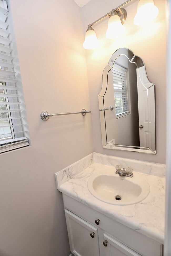 Building Photo - 1910 Lybrand St