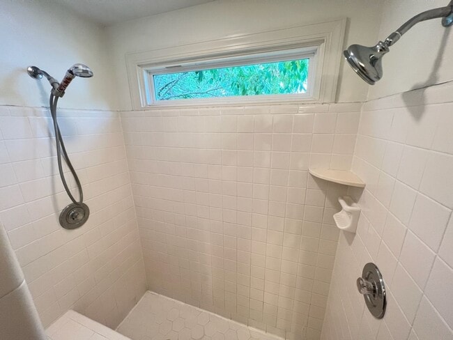 Building Photo - Cozy 3 bedroom home within minutes to Bond Park