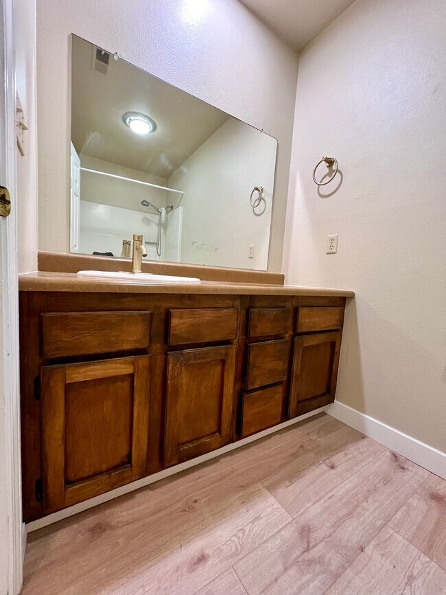 Building Photo - Remodeled 3BR in Mountain Park | Primary Suite + Deck | Lake Oswego