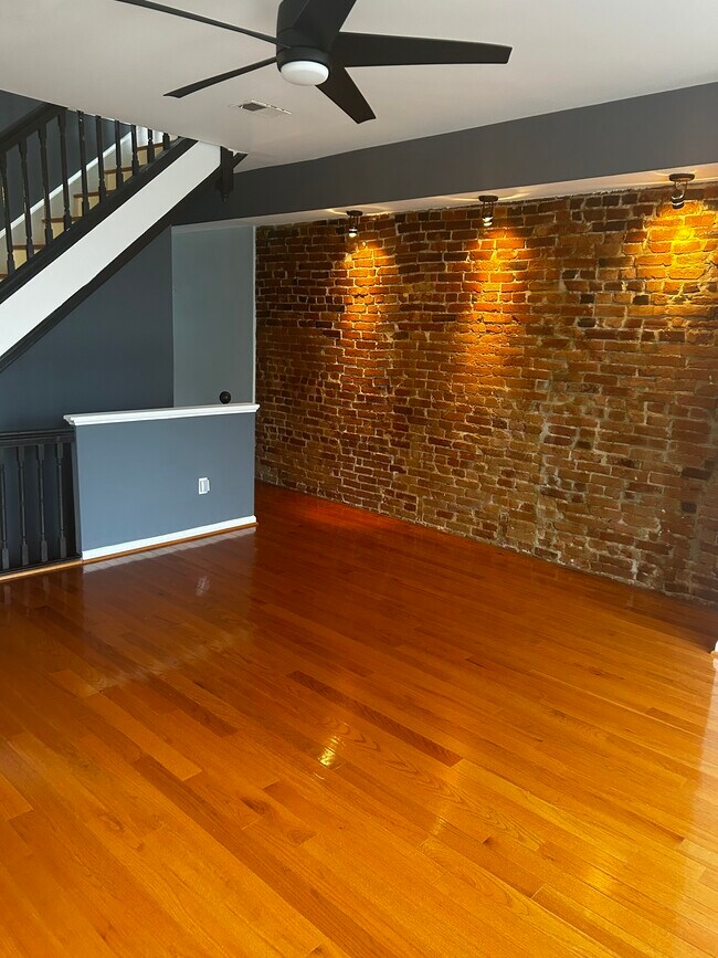 Building Photo - 814 5th St NE