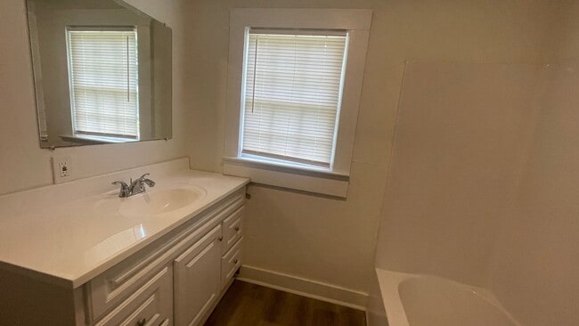 Building Photo - Situated between 3 parks and walking dista...