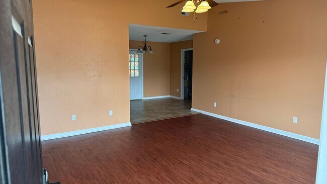 Building Photo - RATE DROP ALERT (was $1950/month) and MOVE-IN SPECIAL: 1st FULL MONTH'S RENT FREE!**