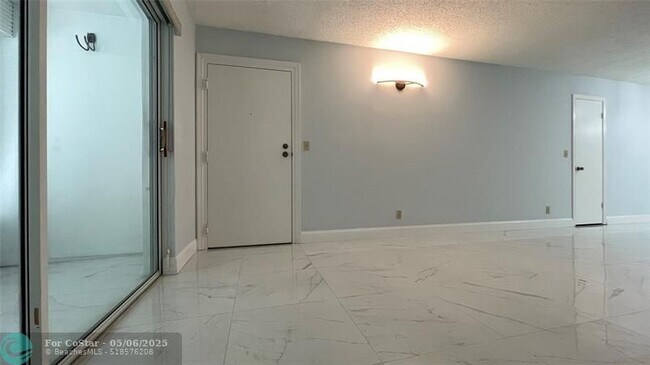 Building Photo - 6443 Bay Club Dr