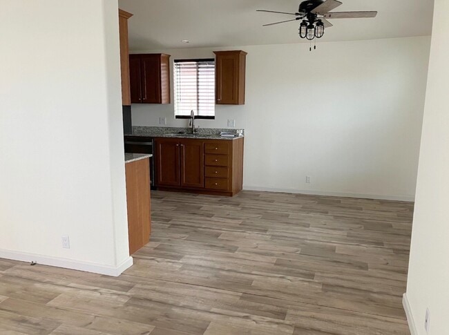 Building Photo - 702 W McArthur Ave