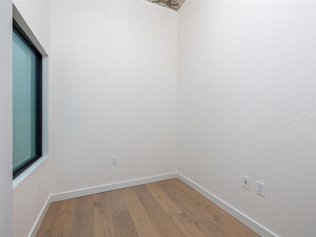 Building Photo - 800 Embassy Dr