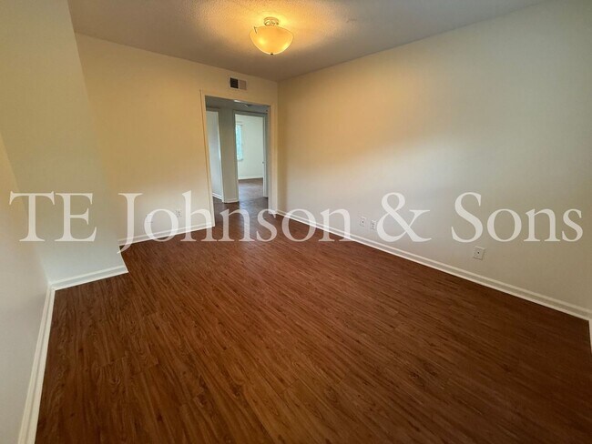 Building Photo - Newly Renovated 2 Bedroom Apartment in Wes...