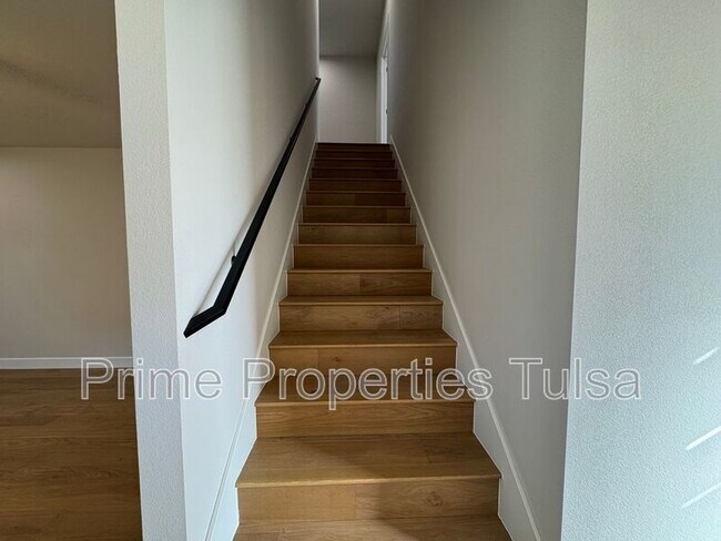 Building Photo - 1102 E Delmar Pl