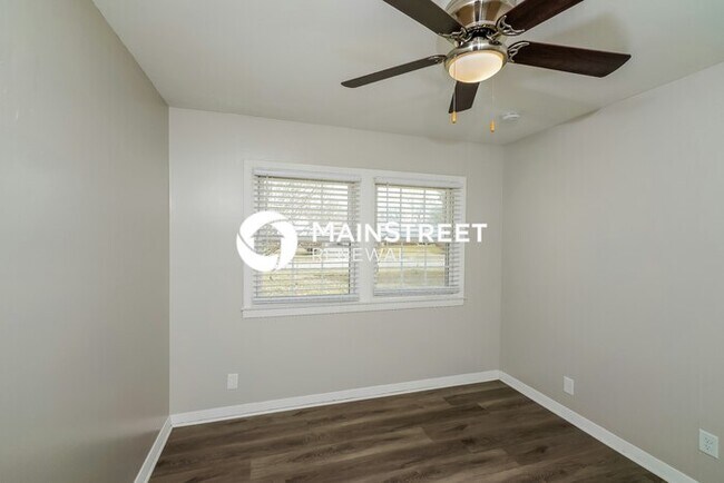 Building Photo - 3 Bedroom Pet-Friendly Home in LOUISVILLE,...