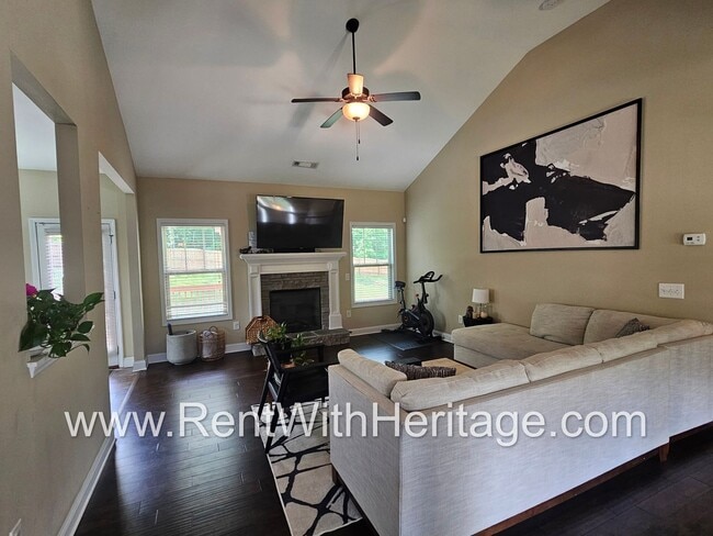 Building Photo - Gorgeous 3 bd / 2 bath / Attention to Deta...